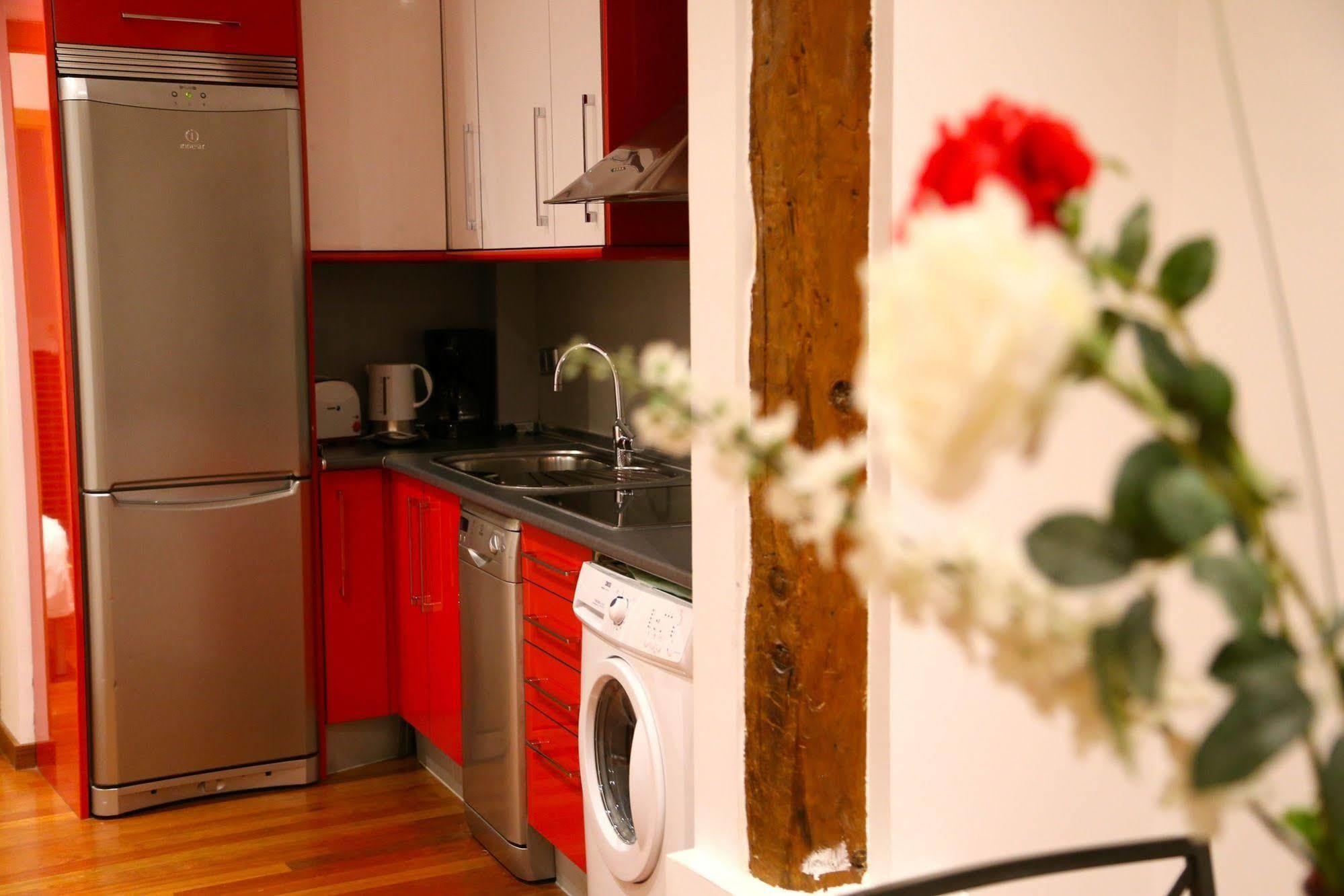 Prado Apartments Мадрид Екстериор снимка