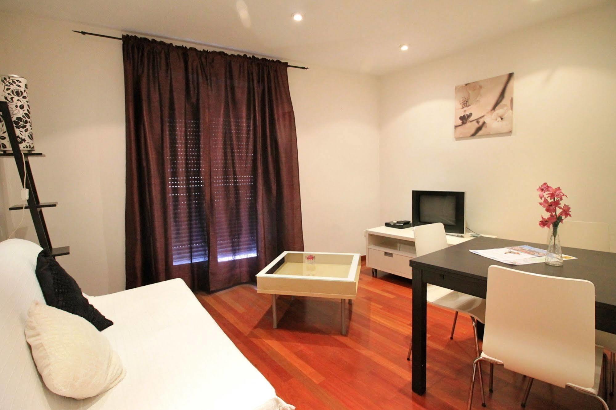 Prado Apartments Мадрид Екстериор снимка