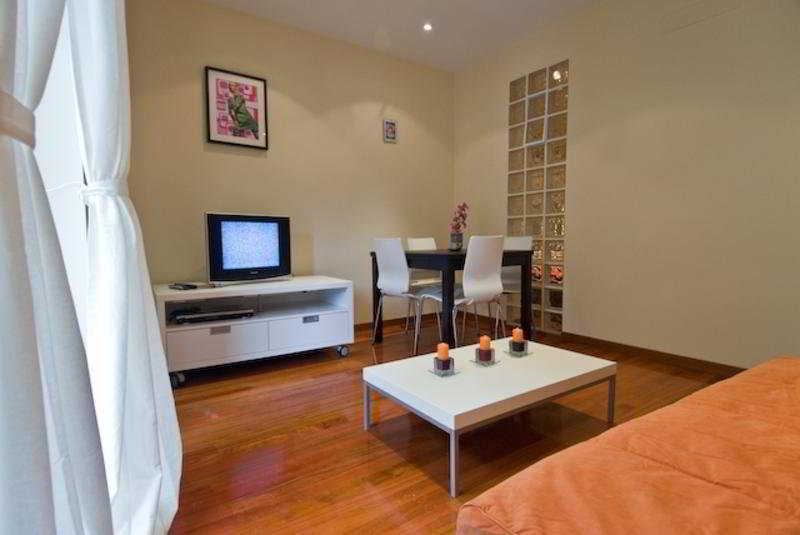 Prado Apartments Мадрид Екстериор снимка